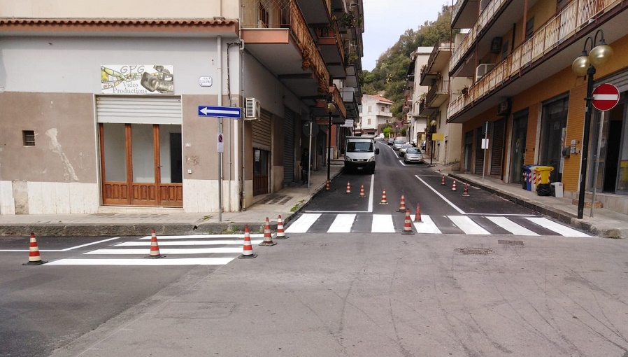 CAPO D’ORLANDO – Segnaletica orizzontale, iniziati gli interventi nelle strade del centro
