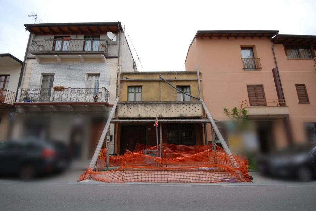 BROLO – I giorni contati dell’edificio fatiscente sul Corso