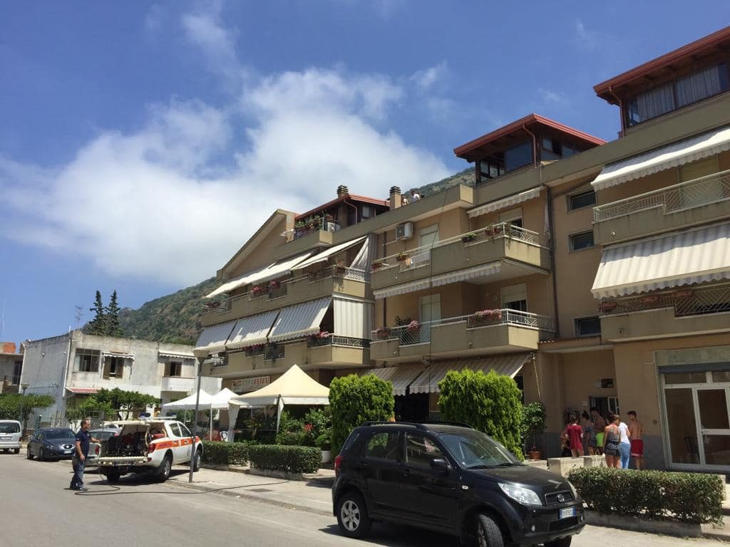 PIRAINO – Attimi di paura a Gliaca, brucia una casa in pieno centro