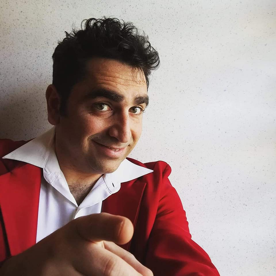 TEATRO – Alex Russo con “Le dimensioni non contano” al Teatro dei 3 Mestieri