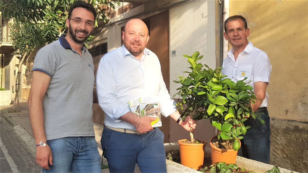 PETTINEO – Michele Isgrò consegna la guida Comuni Fioriti