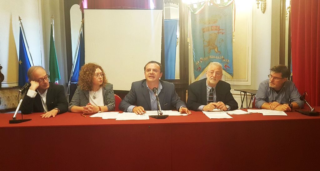 CITTÀ METROPOLITANA – Cateno De Luca si barrica a Palazzo dei Leoni e inizia lo sciopero della fame