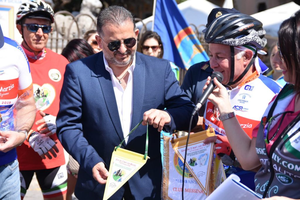 GIRO DEI DUE MARI CON MARZIA – A piazza Duomo la tappa Istituzionale del Giro