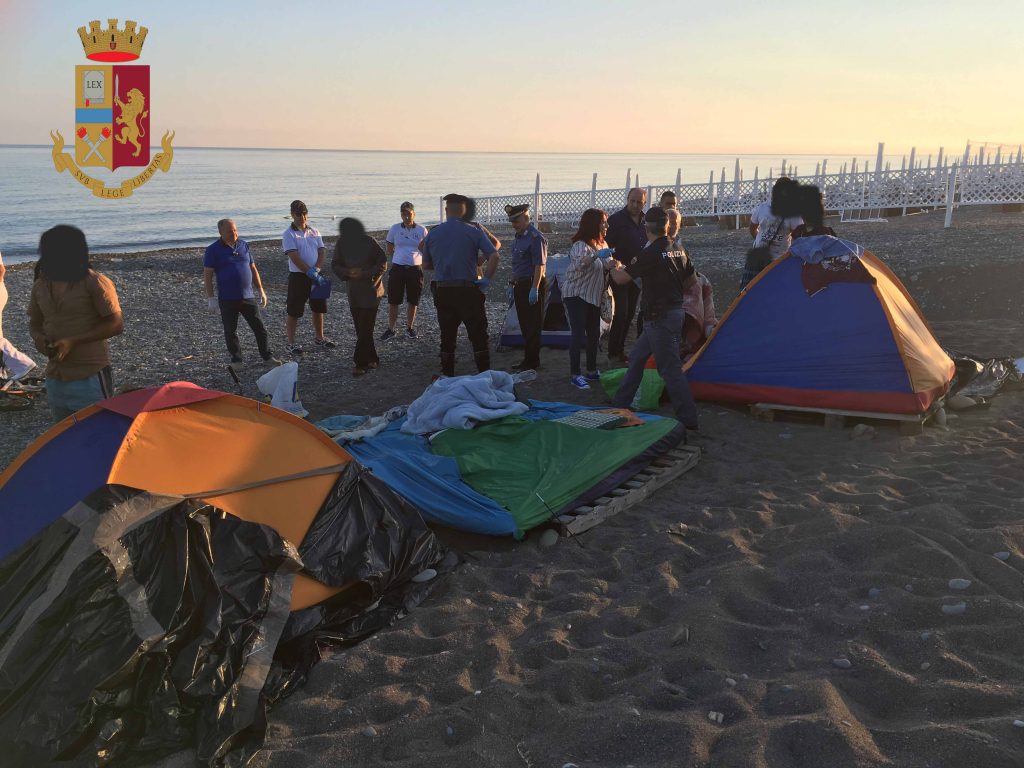 SANT’AGATA DI MILITELLO – Sgombero accampamento nomadi dalla spiaggia