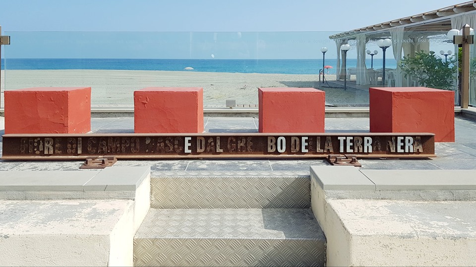 BROLO – Vandalizzata la “loggia dei poeti”, lo spazio dedicato a Peppino Impastato