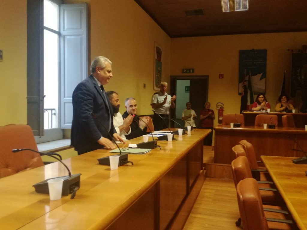 CAPO D’ ORLANDO – Vertenza rifiuti, Mangano: “Il comune ha perso la bussola…. naviga a vista”