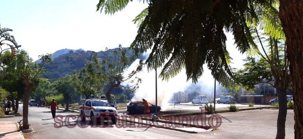 AUTO IN FIAMME – A “Brolo2”. Interviene la Protezione Civile