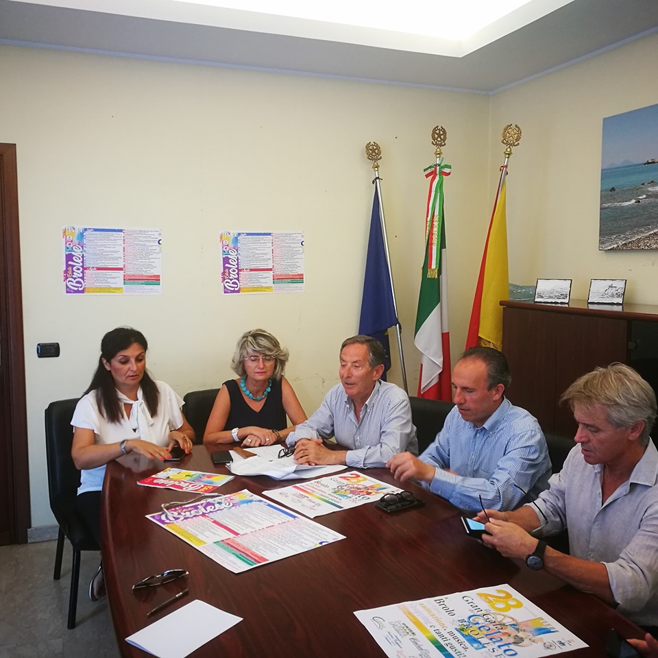 BROLO – Bilancio 2019\2021, stabilizzazione precari, servizi, debiti, estate… ecco in sintesi il succo della conferenza stampa del sindaco