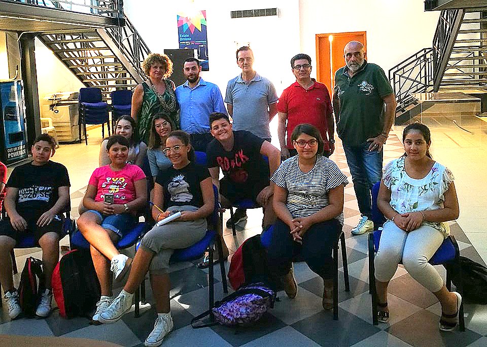 DISCUTENDO CON I RAGAZZI – A Brolo, un gruppo di studenti di “Leggo al Quadrato” scoprono il mondo del turismo locale
