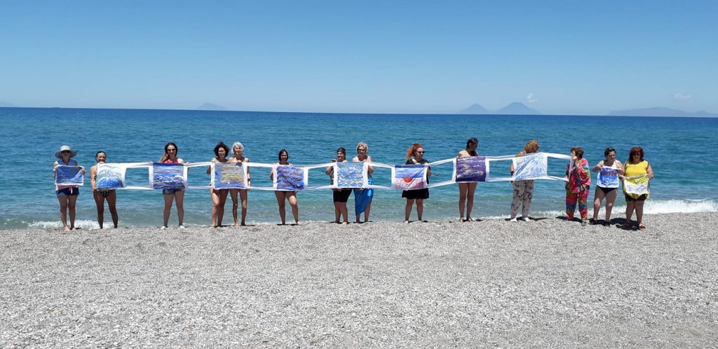 FOTO DI GRUPPO – “Il mare infinito dentro e fuori di noi” a sintetizzare la conclusione del seminario, a Brolo di MusicArTerapia nella Globalità dei Linguaggi