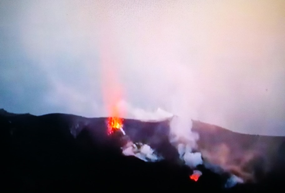 STROMBOLI – Senza preoccupazioni, si intensifica l’attività eruttiva. L’isola si prepara ad ospitare i turisti natalizi