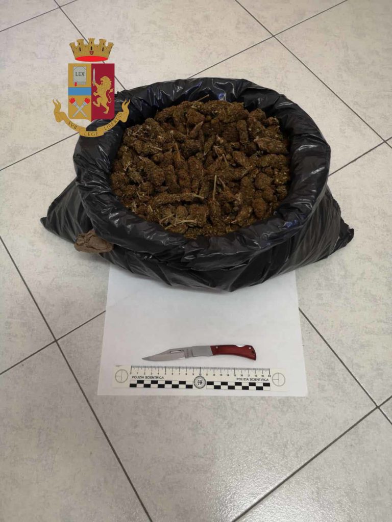 CASELLI AUTOSTRADALI BROLO – Torna a recuperare la droga nascosta ma trova la Polizia di Stato ad attenderlo.