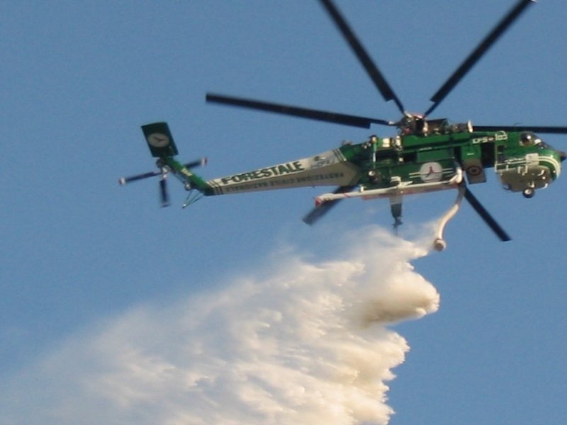 INCENDI – A Ponte Naso in azione gli elicotteri della Forestale