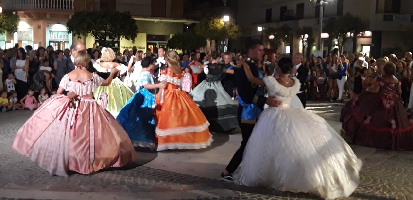 CAPO D’ORLANDO – Applausi per il Corteo storico del Gattopardo. Stasera lo spettacolo dei Fratelli La Strada