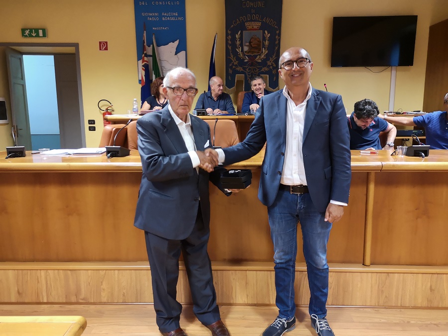 CAPO D’ORLANDO – Il Consiglio Comunale approva il regolamento per il contrasto all’evasione. Cittadinanza onoraria a Piero Fagone