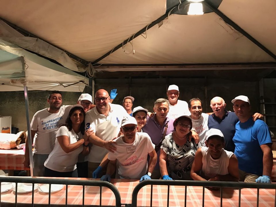 E’ QUI LA FESTA – La “sagra du pani cunsatu” di piazza Vespri a Brolo. Le Foto della serata