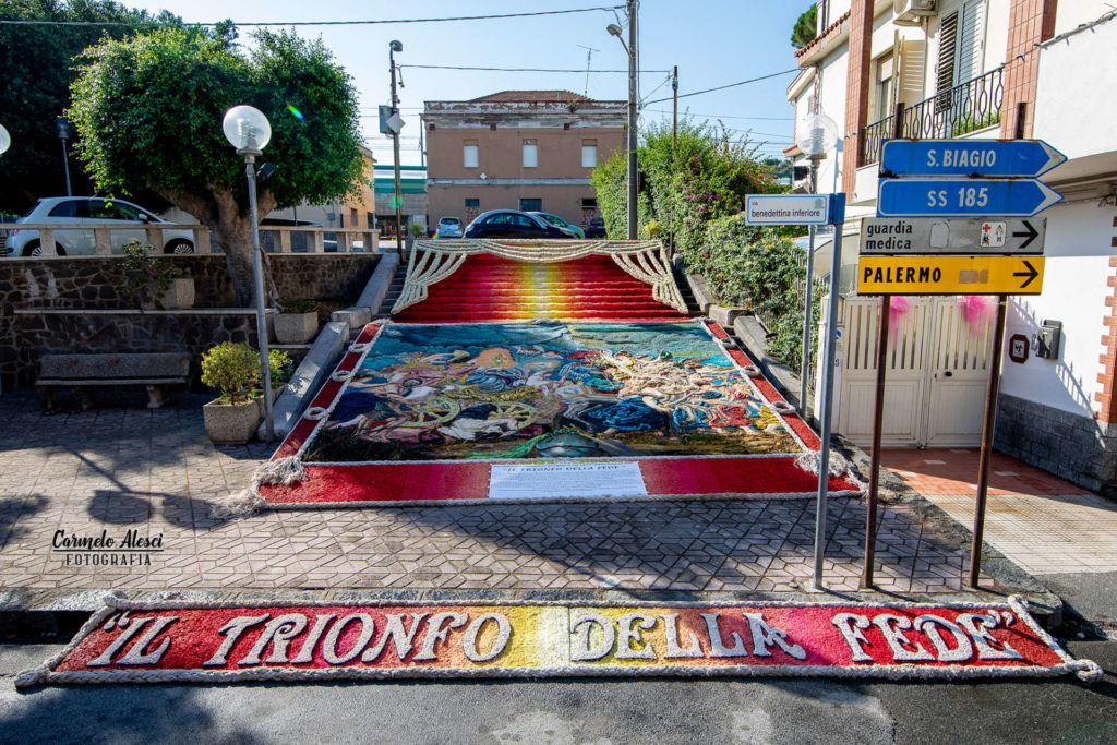 TERME VIGLIATORE – Ispirata a ‘Il trionfo della fede’ di Likens, l’infiorata di Umberto Cipriano