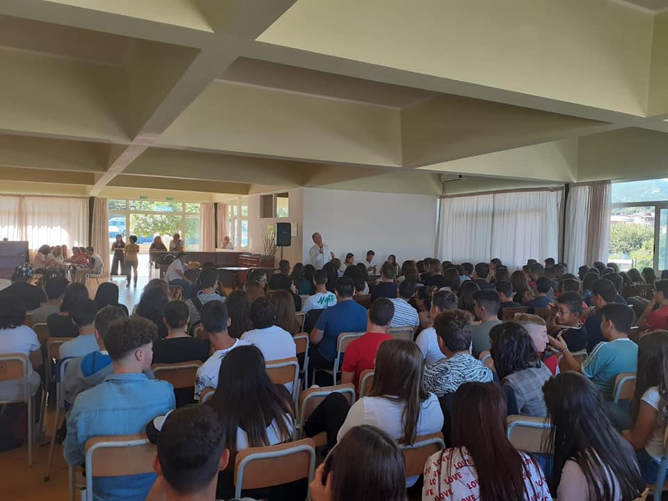 GIOVANI D’OGGI – AL “Merendino” e all’Alberghiero, tra Capo d’Orlando e Brolo parlando d’Ambiente