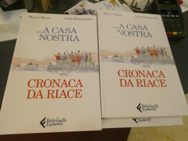 “…A Casa Nostra – Cronaca da Riace” – La nuova inchiesta a fumetti di Marco Rizzo e Lelio Bonaccorso