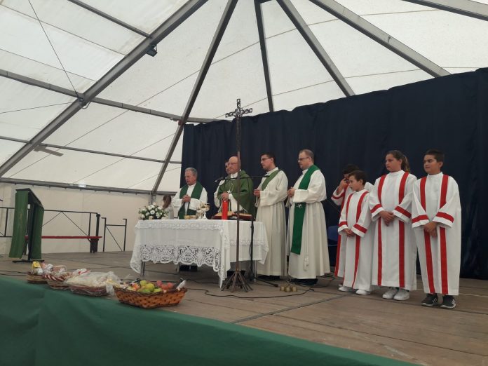 VESCOVO & STUDENTI – Monsignor Guglielmo Giombanco al palatenda di Brolo per i ragazzi del “Comprensivo”