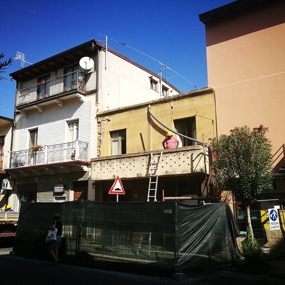 BROLO – Verso l’abbattimento del “rudere” dell’ex tabacchino
