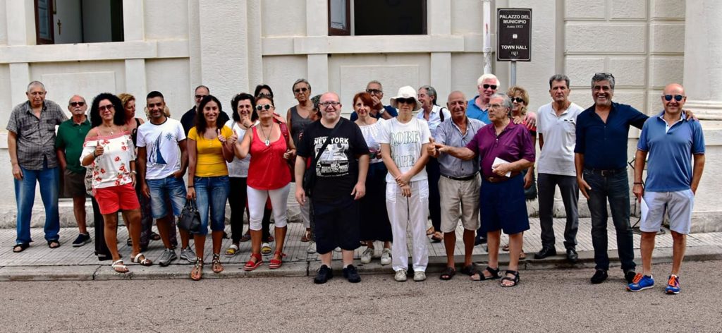 SIT IN DI PROTESTA – Sotto il municipio orlandino contro l’abbandono dei rifiuti