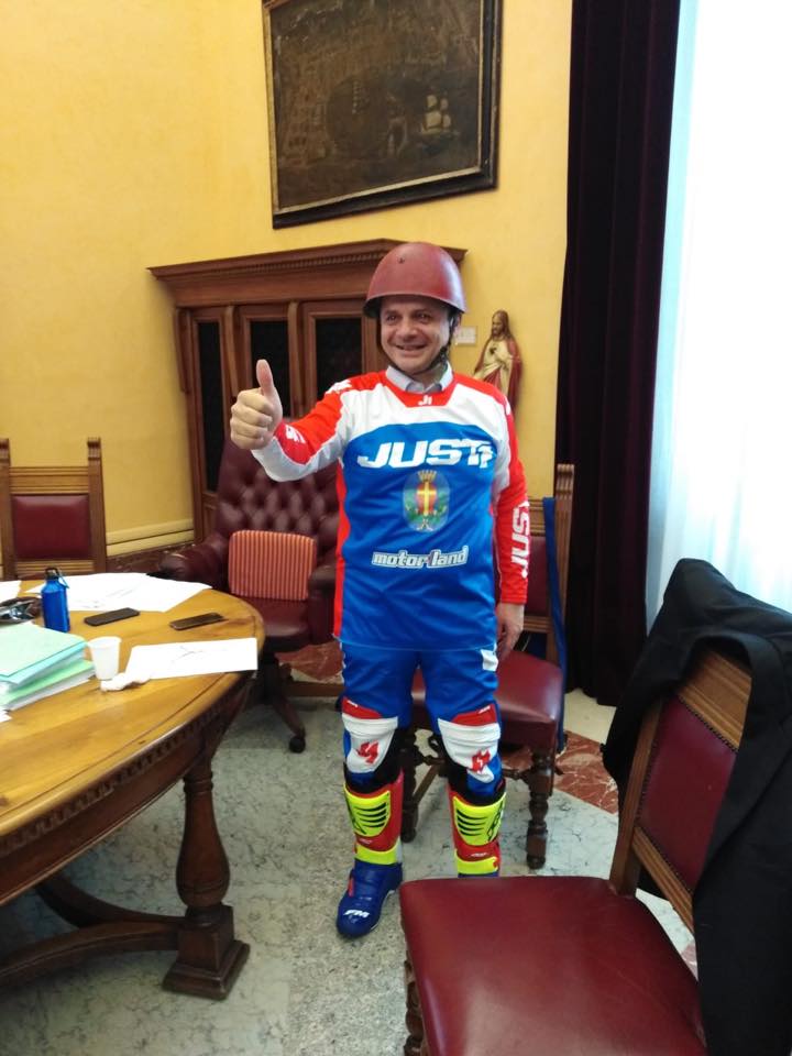 SHOW DA CIRCO – Il sindaco fa cross per le stanze del municipio
