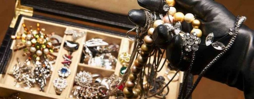 LA STRANA COPPIA – Madre 74enne e figlio 38enne ladri in gioielleria