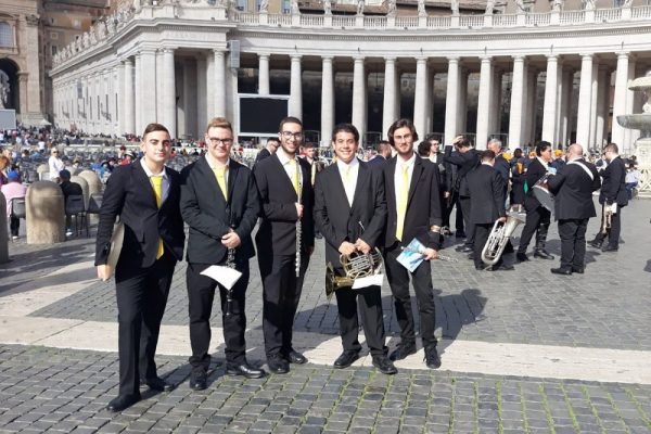 SUONARE PER IL PAPA – Accade a cinque giovani orlandini