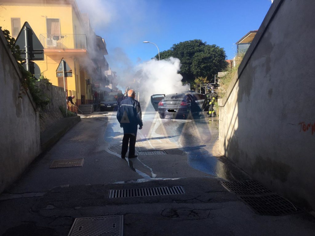 CAPO D’ORLANDO – Auto in fiamme, nessun ferito