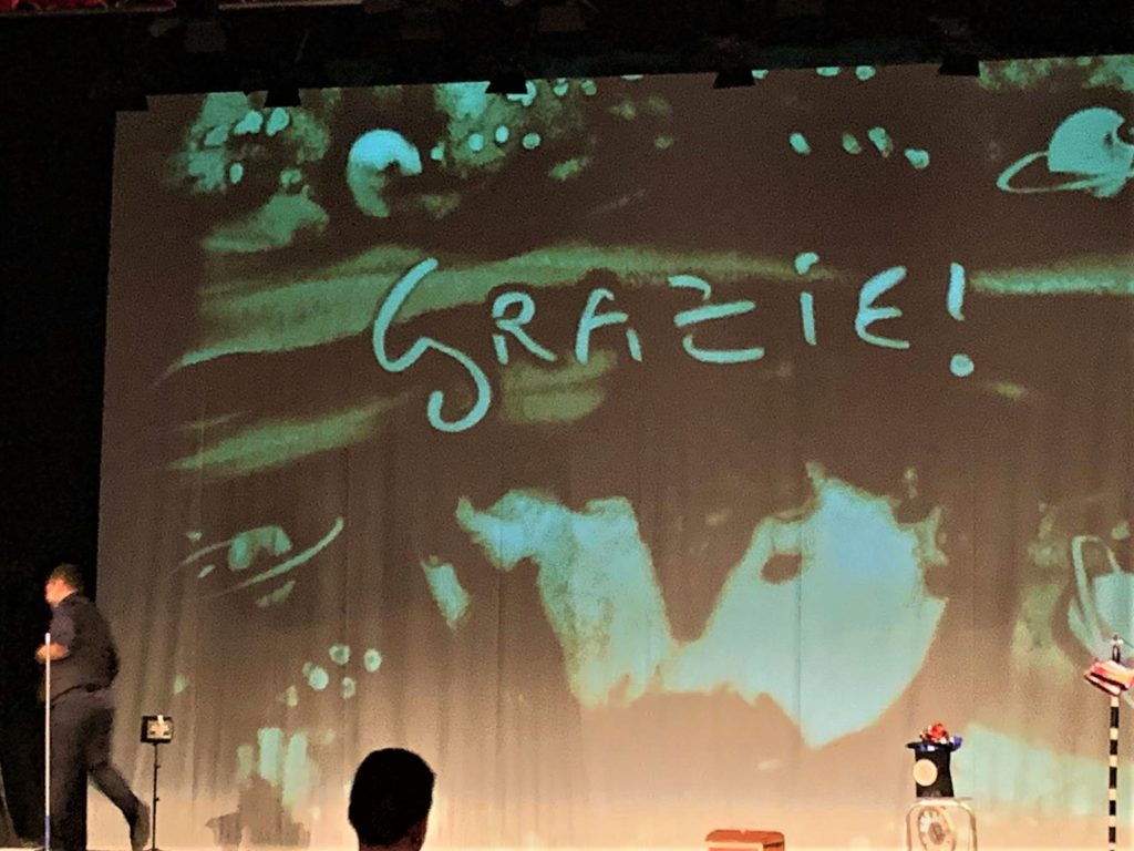TEATRO – L’illusionista Oscar Strizzi avvince la platea del Mandanici