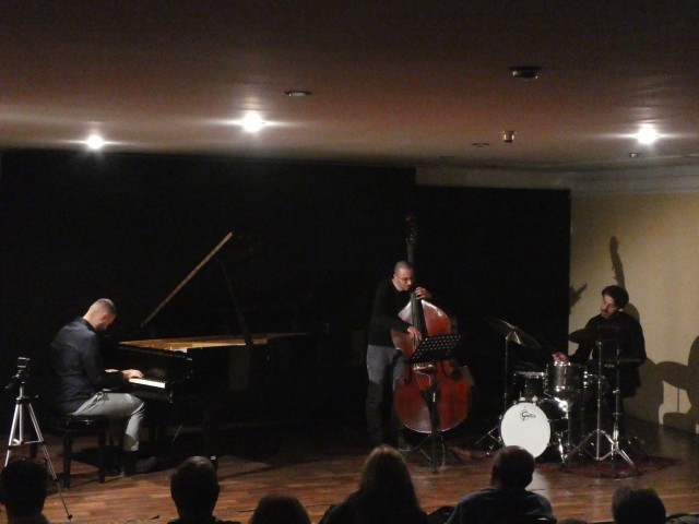 RAFFAELE GENOVESE TRIO – Un “Musaico” di buon jazz conquista il pubblico della Filarmonica Laudamo