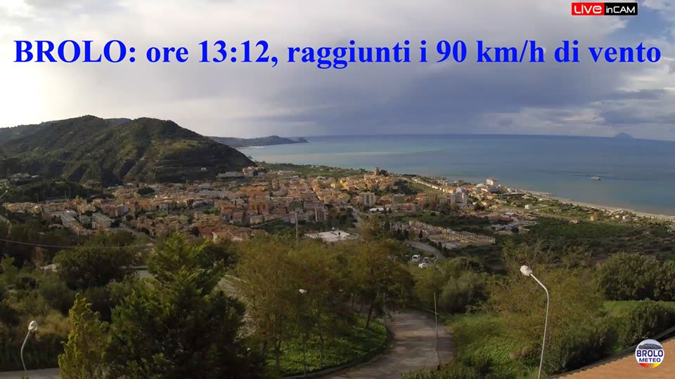 BROLO – Maltempo, crolla un albero. Alle 13.00 vento 90km/h