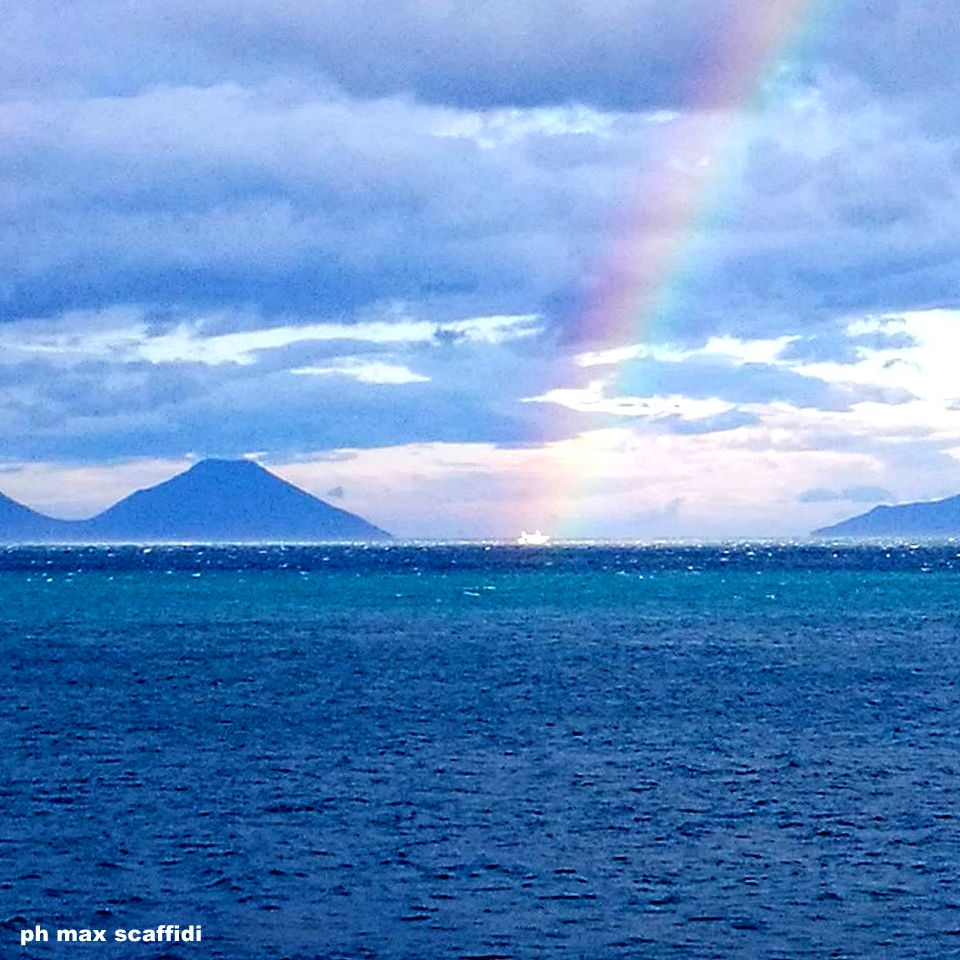 COLORI – La barca in mezzo all’arcobaleno