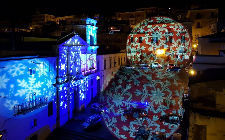 “BAGLIORI” – A Patti le installazioni luminose, ispirate al Natale