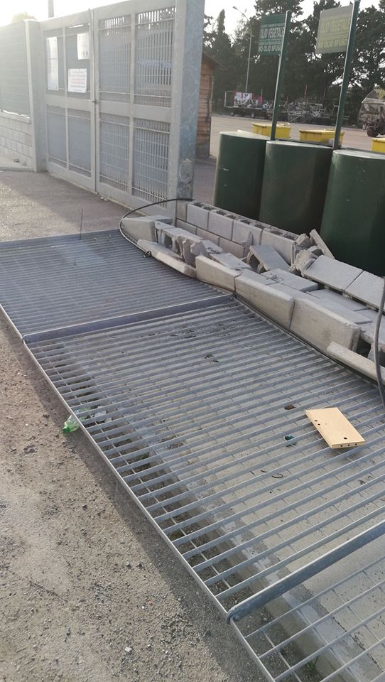 CAPO D’ORLANDO – La rete di protezione al centro raccolta rifiuti non c’è più
