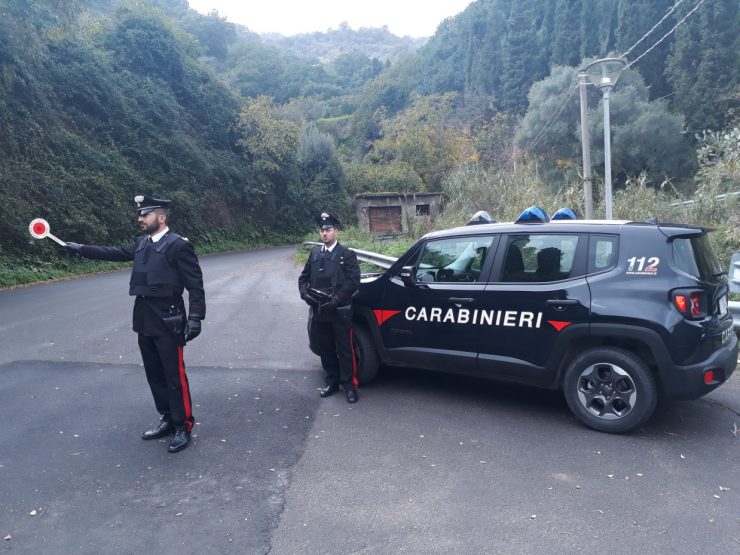 SANT’ANGELO DI BROLO – In stato confusionale danneggia auto in sosta