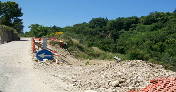 NASO – Si ricostruisce la strada di contrada Maina