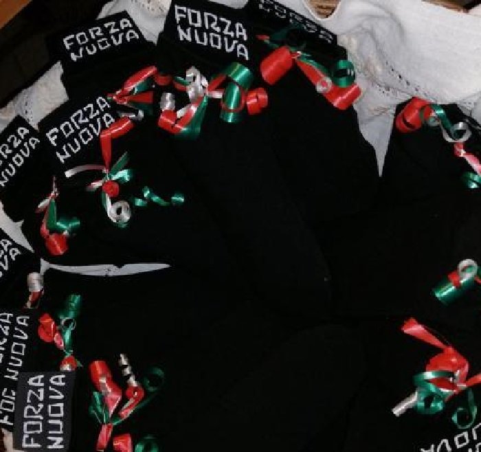 CALZE NERE – Quelle di Forza Nuova per i bambini di Trappeto. Ed è polemica