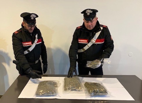 TORRENOVA – Sfuggono ad un posto di blocco con un kg di marijuana e provocano un incidente