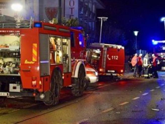 AGGHIACCIANTE – Auto su pedoni . 6 morti e 11 feriti