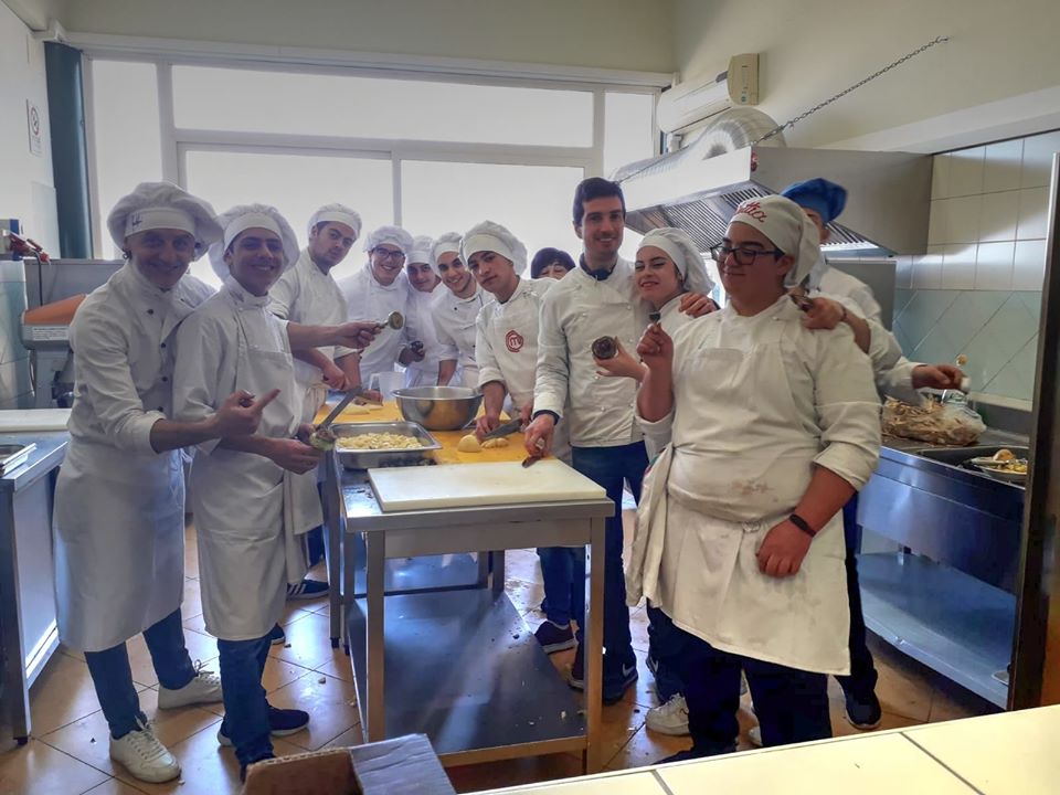 OVER 65 – A Brolo i ragazzi dell’Alberghiero lavorano per il grande pranzo di oggi