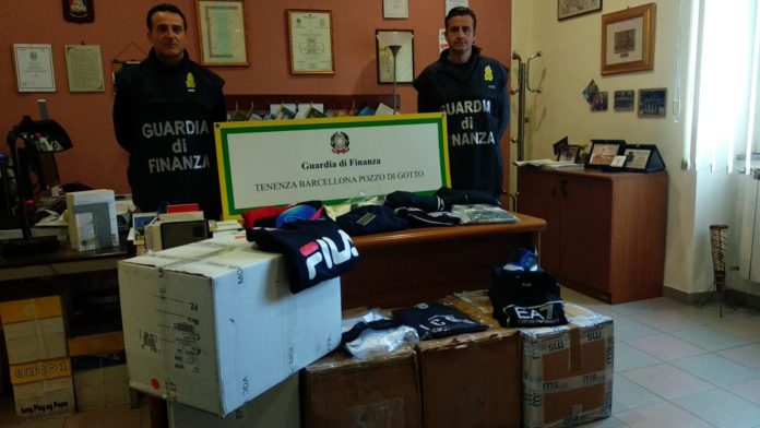 BARCELLONA – Outlet vendeva capi contraffatti. Denunciato titolare
