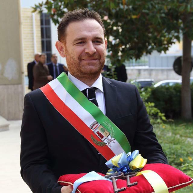 “AMMUNITAMENTO” – A Torrenova, Castrovinci su nuove restrizioni anti-covid: ”Non farò nessuna ordinanza”