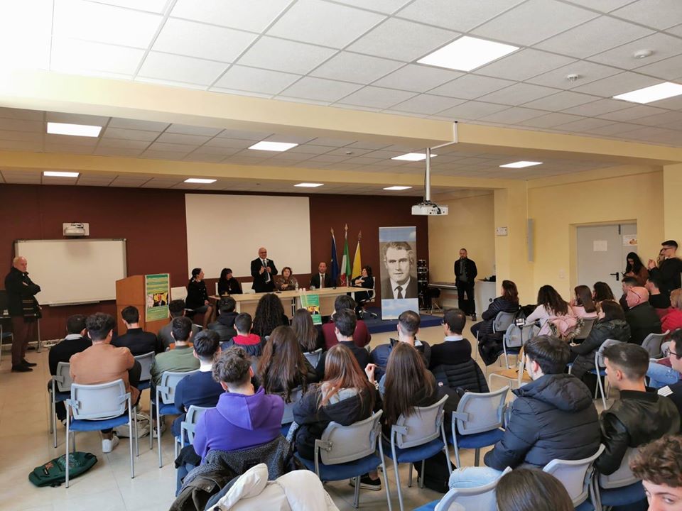 PARLANDO DI LEGALITA’ E COSTITUZIONE – Antoci incontra gli studenti del “Torricelli” di Sant’Agata M.llo