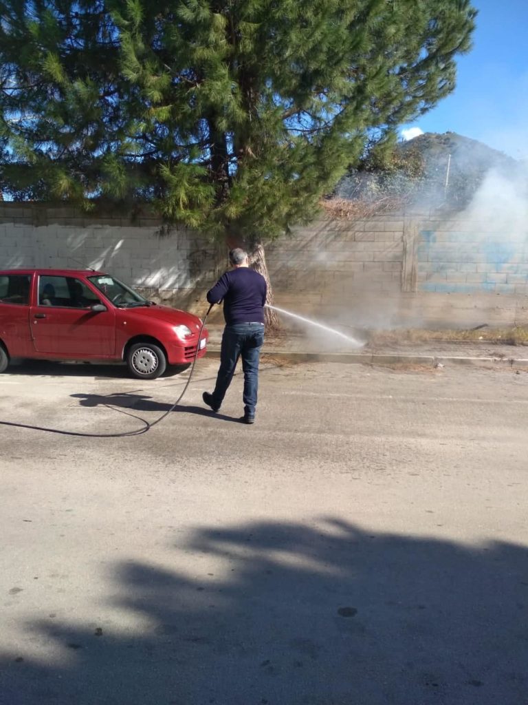 “RAGAZZATE” – A Brolo danno fuoco ad un albero. Rischiano di andare in fiamme più auto