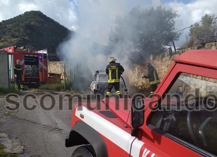 BROLO – Una “Panda” distrutta dalle fiamme