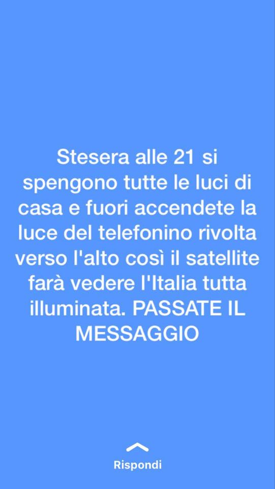 L’ITALIA ILLUMINATA – Da Vigevano a Brolo…solo la luce dei cellulare per una foto da “stella”