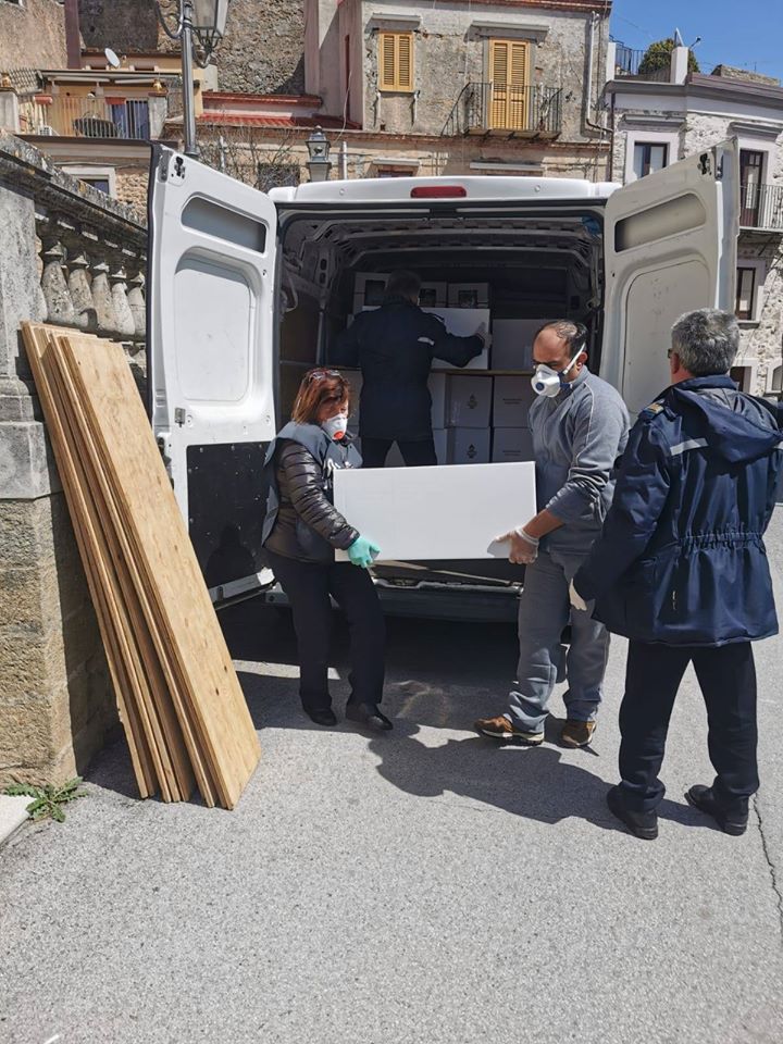 GRAZIE NINO – L’amministrazione comunale di Ficarra consegna i pacchi di sostegno alle famiglie donati dall’imprenditore brolese