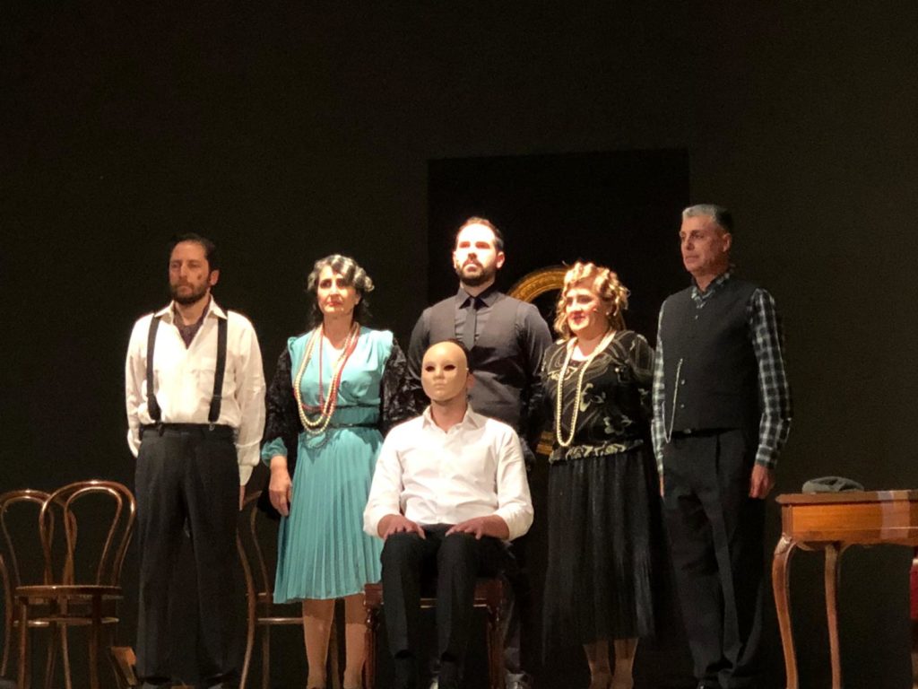 SANT’AGATA MILITELLO – Al Cineteatro Aurora solo applausi per “Pirandello, la maschera e il volto”